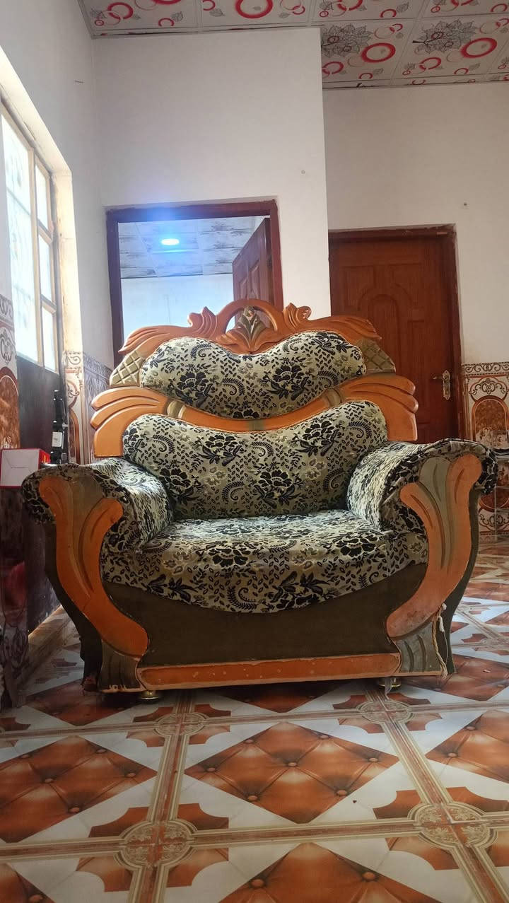 للبيع
ثلاث قنفات چبيرة واربع كراسي كما موضح بالصورة 
السعر 100 وبعد بيه مجال انوب 
المكان تكريت الديوم
***********
