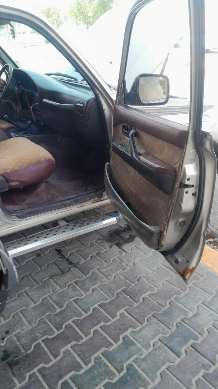 السلام عليكم
مونيكا 1992 جاهزه مجهزه من كلشي انظف وحده بمديلها تحويل مباشر مكاني النجف *********** ب 70 وبيها مجال 
تجي تشوفها وتحكم عالنظافه كير محرك حداديه وكاله كلها عالبلاد ممحور بيها برغي
