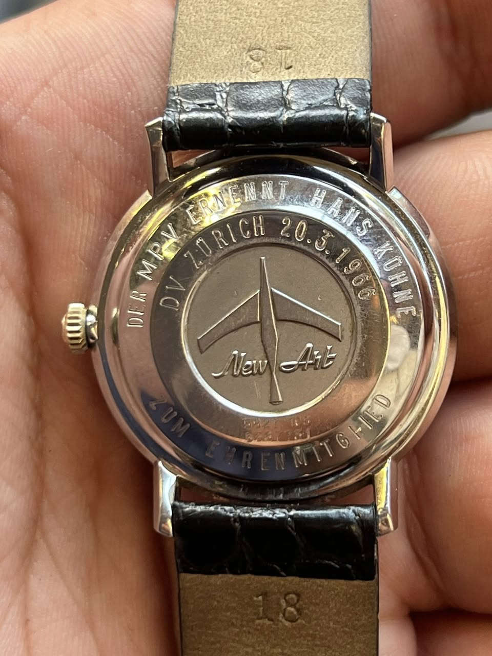 سيرتينا اوتوماتيك انتاج 1968 
نص ذهب عيار 14 
قطر 33 ملم
نظافة جداً عالية 
السعر 325$
للاتصال ***********
