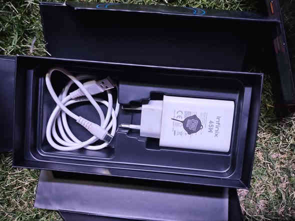 السلام عليكم
جهاز انفنكسGT 20 pro 
يشغل 120 fps
مستعمل نظيف جدا 
بي فطر قليل موضح بالصورة
السعر 325 وبي مجال 
العنوان بغداد ***********
