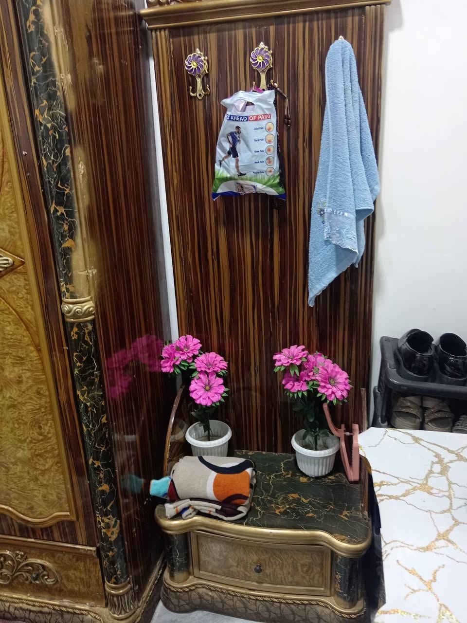 سلام عليكم غرفه ماليزي للبيع نضيفه اخو جديد عنواني حي السماح سعر 400بيها مجال اتصل ***********
