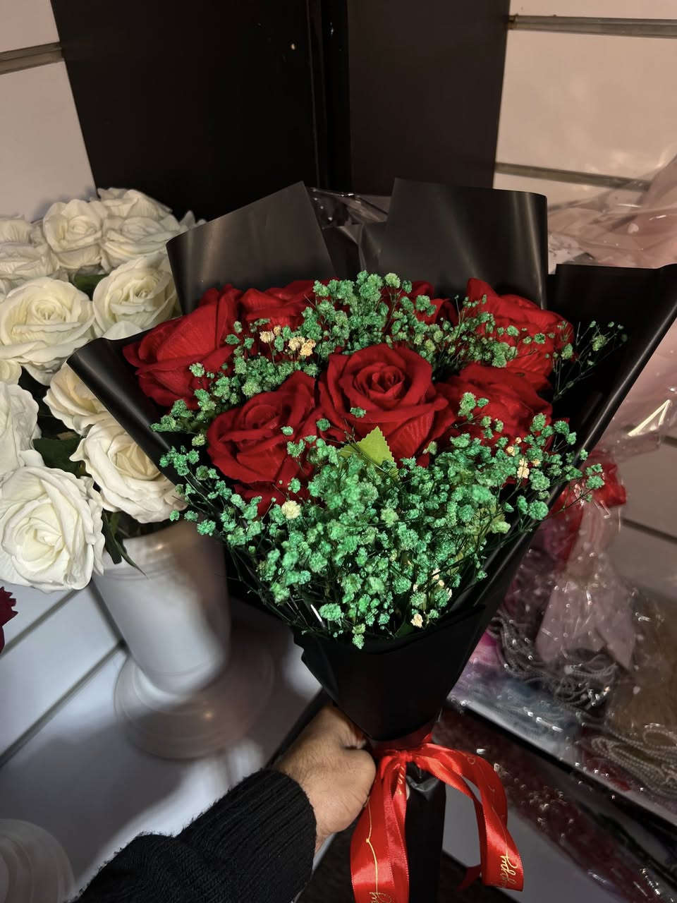 نحلي أيامكم بالورد، ونكمل فرحتكم بأرقى التجهيزات. 🌷"
سعر البوكيه ٢٠ ألف فقط 
والاستفسار راسلونا خاص
أو التصال ***********على الرقم يتوفر لدينا خدمة توصيل 🚚 داخل القاسم (ع)⁩
