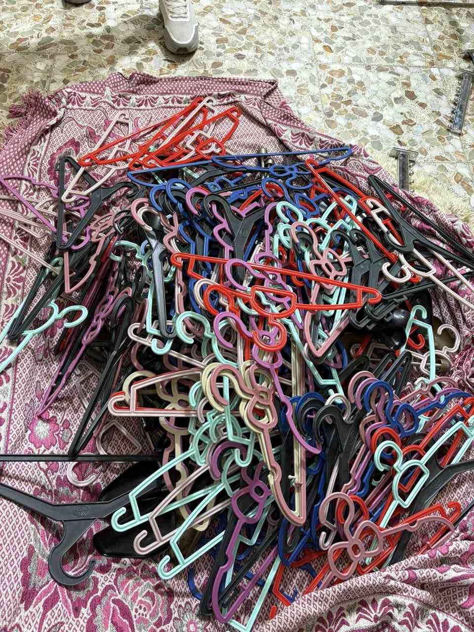 السلام عليكم
نضيفات جدا 
متوفر احذيه عدد ٣٠ قطعه 
استانات تعليك ملابس عدد٢ 
استانات تعليك احذيه عدد ١٥٠ 
تعاليك ملابس عدد فوك ال ٢٠٠ 
استان تعليك ١٢ قطعه  
اسعار مناسبه 
تفاصيل اكثر وتواصل ***********
