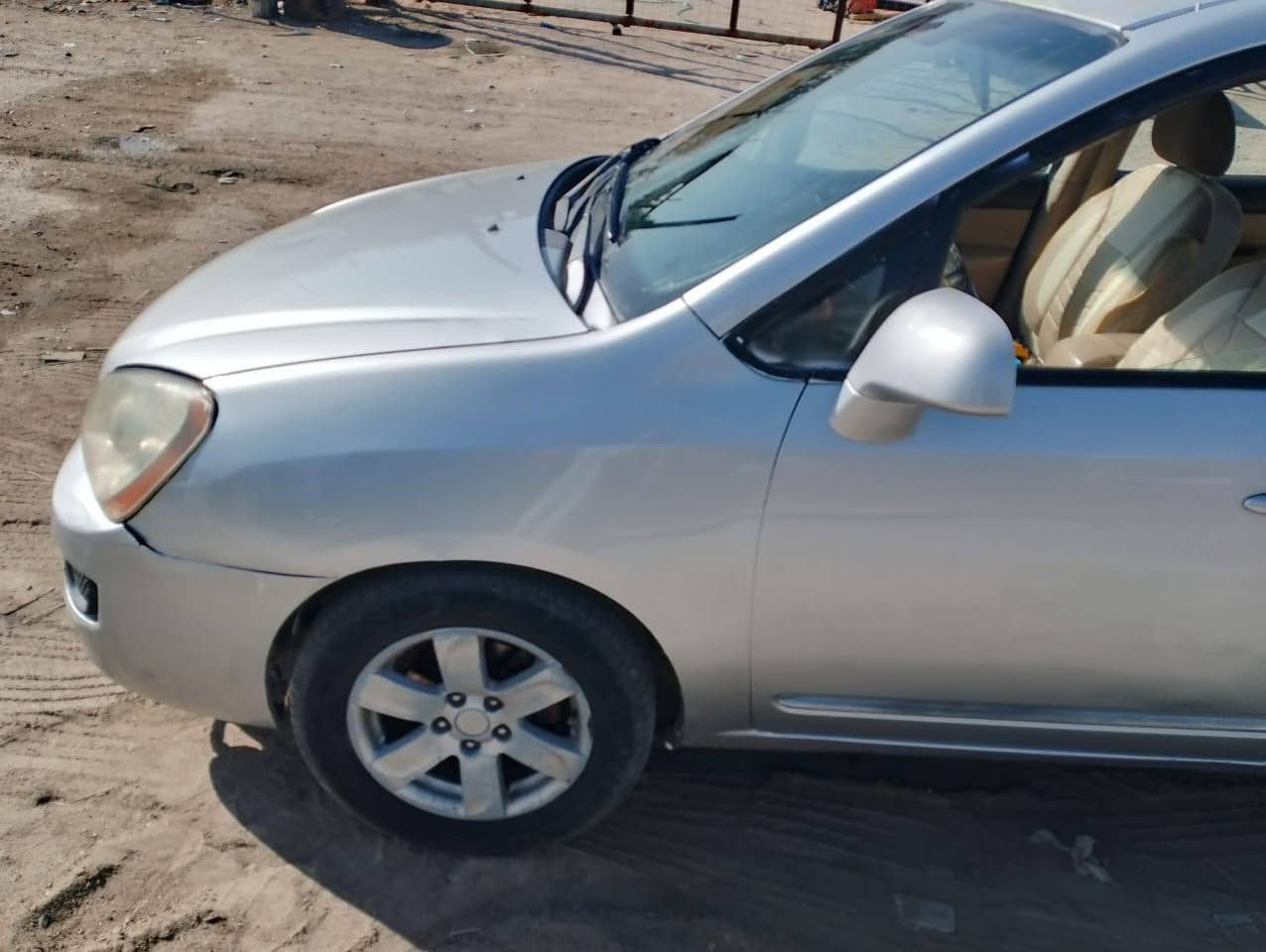 كيا كارينز للبيع موديل 2009 رقم بصره تحويل
محرك 4سلندر 2400
خليجي 7راكب 
محرك كير حداده تمام 
تبريد فقط غاز بالشرط 
السياره مبدل بيه قماره
سنويه منتهيه مكان السياره وراعيها بالبصره 
السعر قفل 63
‏‪0770 326 8241‬‏
مكلف بالنشر اتصل البصرة, العراق
