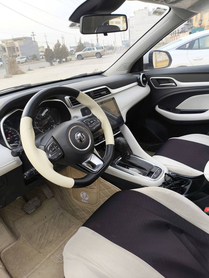 MG ZS 2023 Luxury
1_​مەکینە: 1.5 لیتر (بێ تۆربۆ).
2_​گێڕ: ئۆتۆماتیک (CVT).
3_​بانۆراما: هەیەتی (سەقف کامڵ جام).
4_​ویل: 17 ئینج کڕۆم (دوو ڕەنگ).
5_​کوشن: چەرم (Leather).
6_​شاشە: 10 ئینج (ئایپاد) + کامێرای 360 پلە.
7​ئەیرباگ: 6 دانە (فول سەلامەتی).
8_​بەسمە: هەیەتی (دەرگا و ئیش پێکردن).
9_​لایت: پێش و دوا LED.
10_​برێک: دەستی کارەبایی (Auto Hold).
11_​کوشن سایەق: کارەباییە.
12_ کلینە: واتا هیچ هیچی نییە
سعری 140 وەرەقەو مەجالێ برایانە
شوێن ... هەولێر
ژ.م...*********** أربيل, العراق
