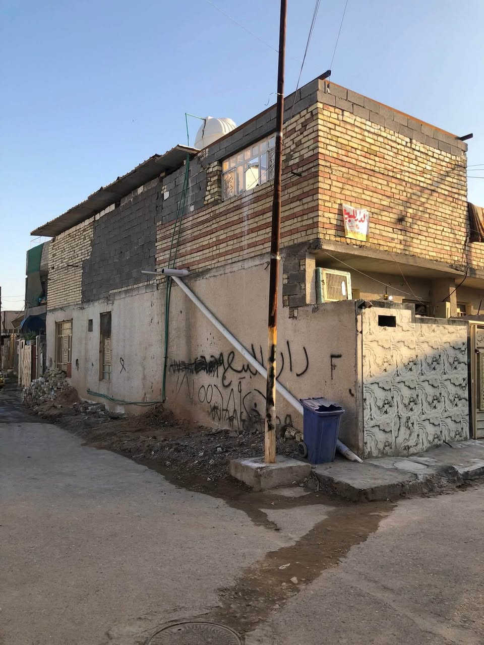 سلام عليكم مشتمل البيع مساحه 65 قاطين قرب حسينت شيخ وهاب الدسيم ***********
