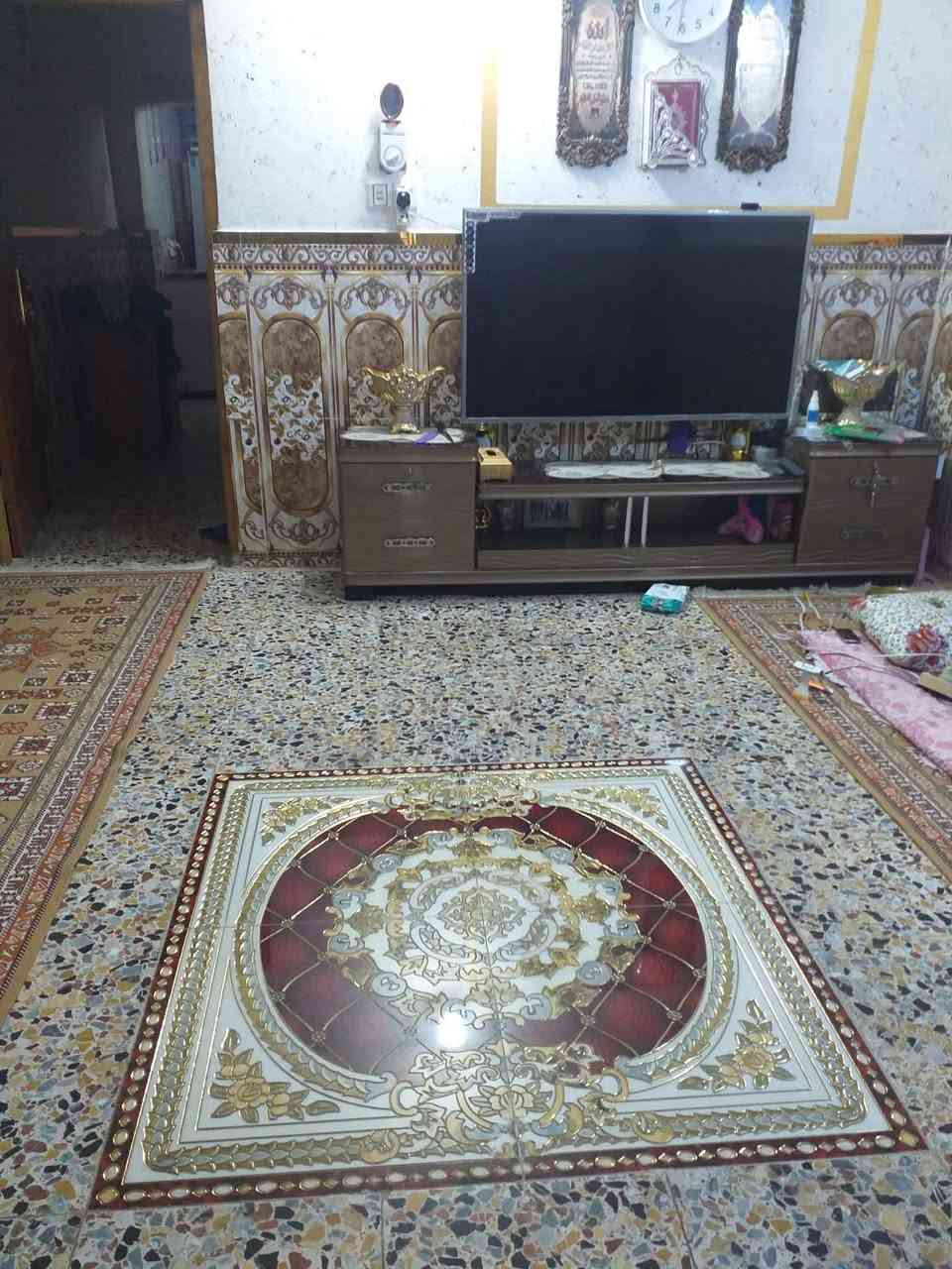 بيت 150 م عكادة مدخلين نظيف جدا طابو صرف بأسمي طابق ونص في منطقة الشعب الجمعيات يحتوي على استقبال + 3 غرف +غرفة سندويج 3*6 يعني 4 غرف وغرفة سندويج اضافة للحولي  وصحيات داخلية وخارجية وكراج للسيارة مع ترك جانبي بيت نظيف جدا وعالي عن الشارع بيع او مراوس باي منطقة داخل بغداد  الشراي يتصل ابيع بسعر قطعة أرض فارغة السعر ب 170
