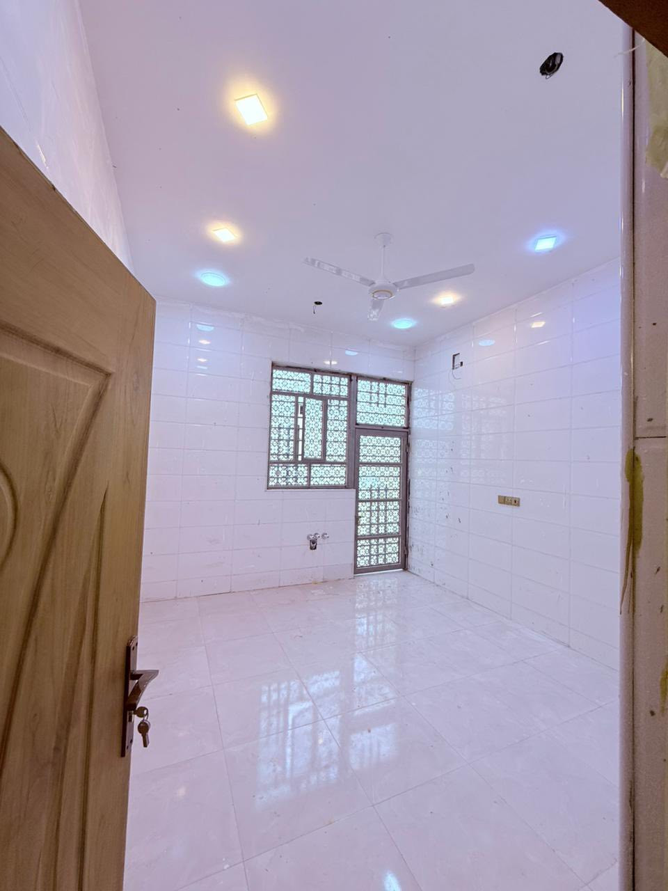 #اسعد_الله_أوقاتكم_بكل_خير
دار  سكن للبيع عدد اثنين نفس تصميم⛪️  
بيوت حلوة  مرتبة جاهزة لسكن 

#مساحة البيت الواحد ٢٠٠  متر 

#يحتوي البيت على اثنين غرف وكراج 
و ديوان 
و صاله 
و مطبخ 
و صحيات داخلي و خارجي
البيت مرتب وجاهز

كافه الخدمات متوفره 

•جنس_العقار :: طابو ملك صرف زراعي بسم عراقي  

•العنوان/ البصرة ابي الخصيب ابومغيرة قريب على شارع السايدين الداخلي أبي الخصيب

سعر البيت ١٣٥ مليون  و بي مجال 
#للاستفسار الاتصال على الهاتف 📞📳
📳((***********))
