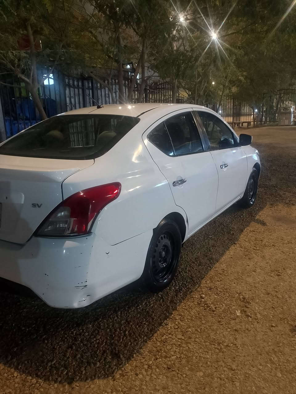 السلام عليكم نيسان فيرسا موديل 19 للبيع وراد أمريكي حادث فقط جاملخ الامامي ايسر رقم نجف المكان النجف الكوفه العسر 95وبيه مجال قليل 
رقم الهاتف ***********
