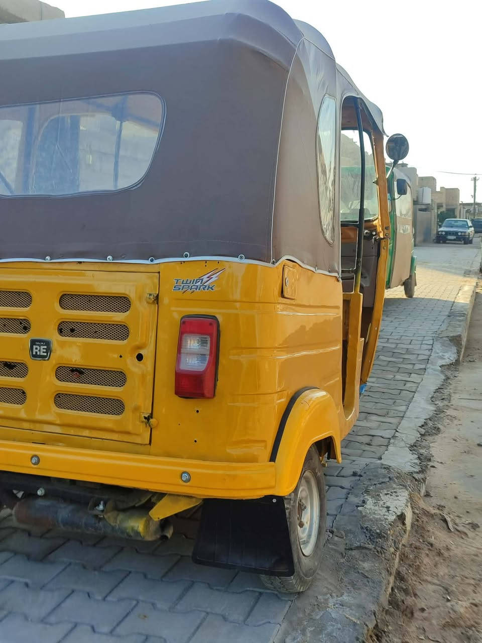 السلام عليكم تكتك ١٨للبيع رقم وسنويه تحويل ثاني يوم
٤٨٠٠وبيها مجال 
***********
***********
