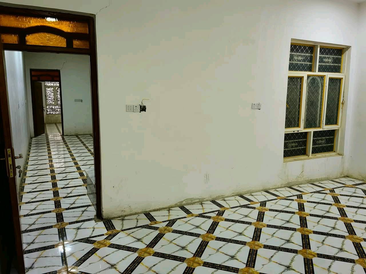 بيت للبيع بناء درجه اولى مسلح حي المعلمين الجديد شارع البطاقة الوطنية قرب اسواق طيوفه المساحة 156 متر  يحتوي على 3 غرف نوم صالتين 3 حمامات واحد غربي وشرقي، المطبخ يحتوي على كاونتر HDF جديد وسيراميك تركي وزارة البيت سيراميك تركي ، السطح ايزوكام، ارضية البيت مرمر فوليت تركي درجة أولى الدرج مرمر مع محجر الطابق الثاني سيراميك، كراج سيارة مع سقيفة، مع مقطورة وسخان وماطور ماء...
لمعرفة السعر على الرقم ادناه ***********