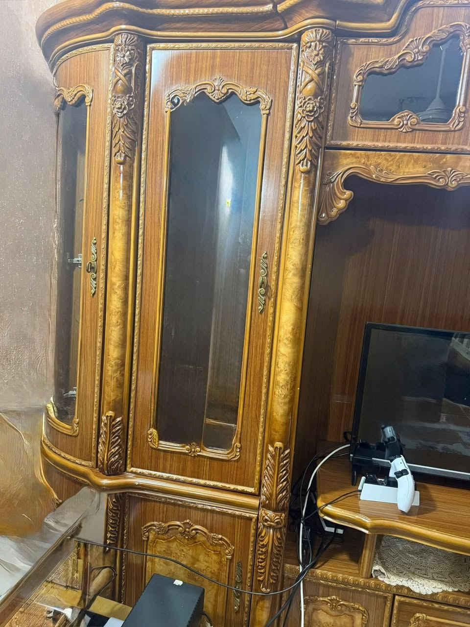 � للبيع معرض (بوفيه) خشب 🔥
معرض نظيف جداً وحالته ممتازة، استعمال بيت، بيه إنارة داخلية وشكله مرتب وفخم، مناسب للصالة أو غرفة الضيوف.

💰 السعر: 300 ألف دينار، وبيه مجال.

📍 الموقع: بغداد - الزعفرانية
📞 للاستفسار:  ***********
