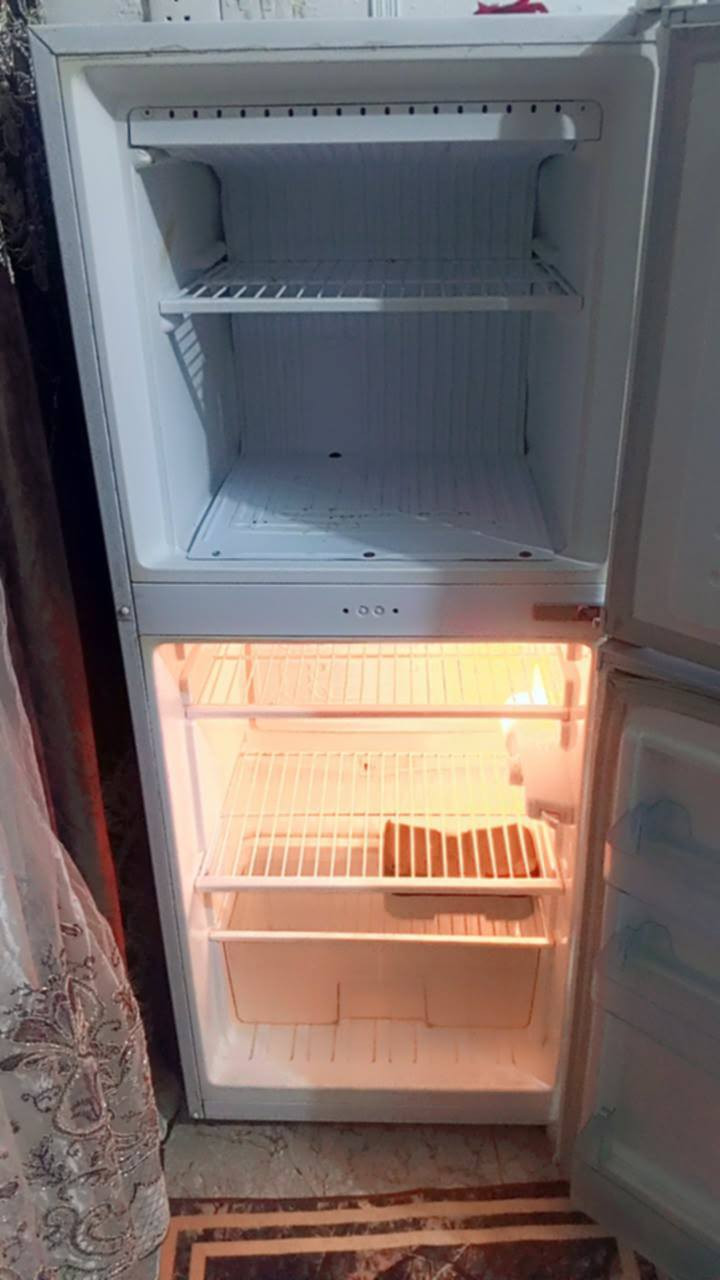 ثلاجة بلادية ما مصلحة شغاله حجم وسط 100 الف الاستفسار على رقم ***********
