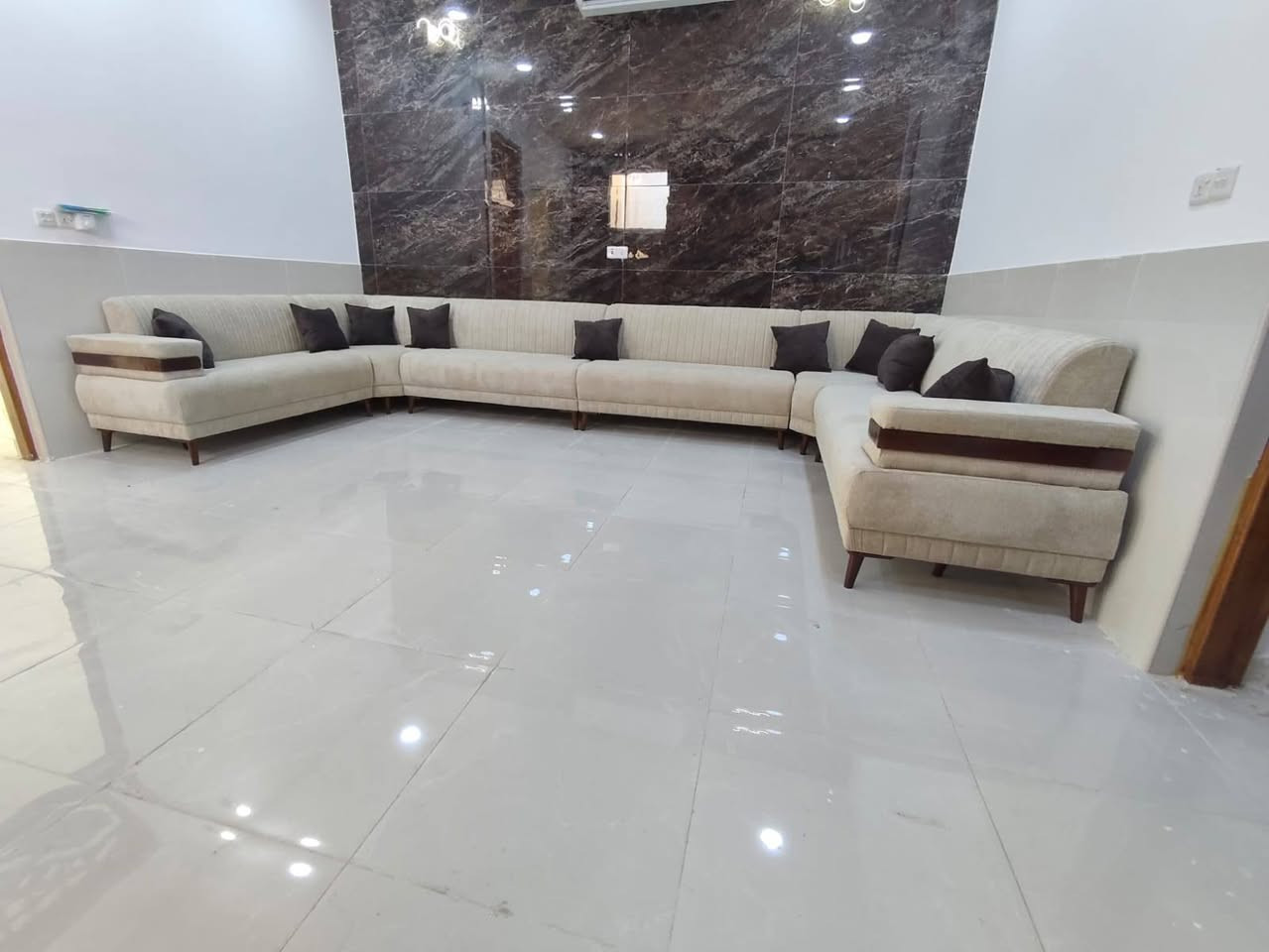 ---يقدم اليكم معمل ومعرض بيت النجارة 

*🌟 عـرض خاص - ديوان تركي درجة أولى 🌟*

*الديوان كله يتحول بقماشة وحدة!*  
وفرنا لكم *كلشيه بيع بالمتر* خامة ثقيلة، ألوان ثابتة، ونقشة فخمة تنطي هيبة للديوان.

✅ *السعر: 80 ألف للمتر فقط*  
✅ قياس مظبوط، وخياطة نظيفة  
✅ مناسب للديوان، المجلس، وغرف الضيوف  
✅ ألوان وأشكال هواي، تختارون اللي يناسب ذوقكم

📍 العنوان: [كوفه عباسيه قرب مدرسه سما النجف الاهليه 
📞 للحجز والاستفسار: [***********]
