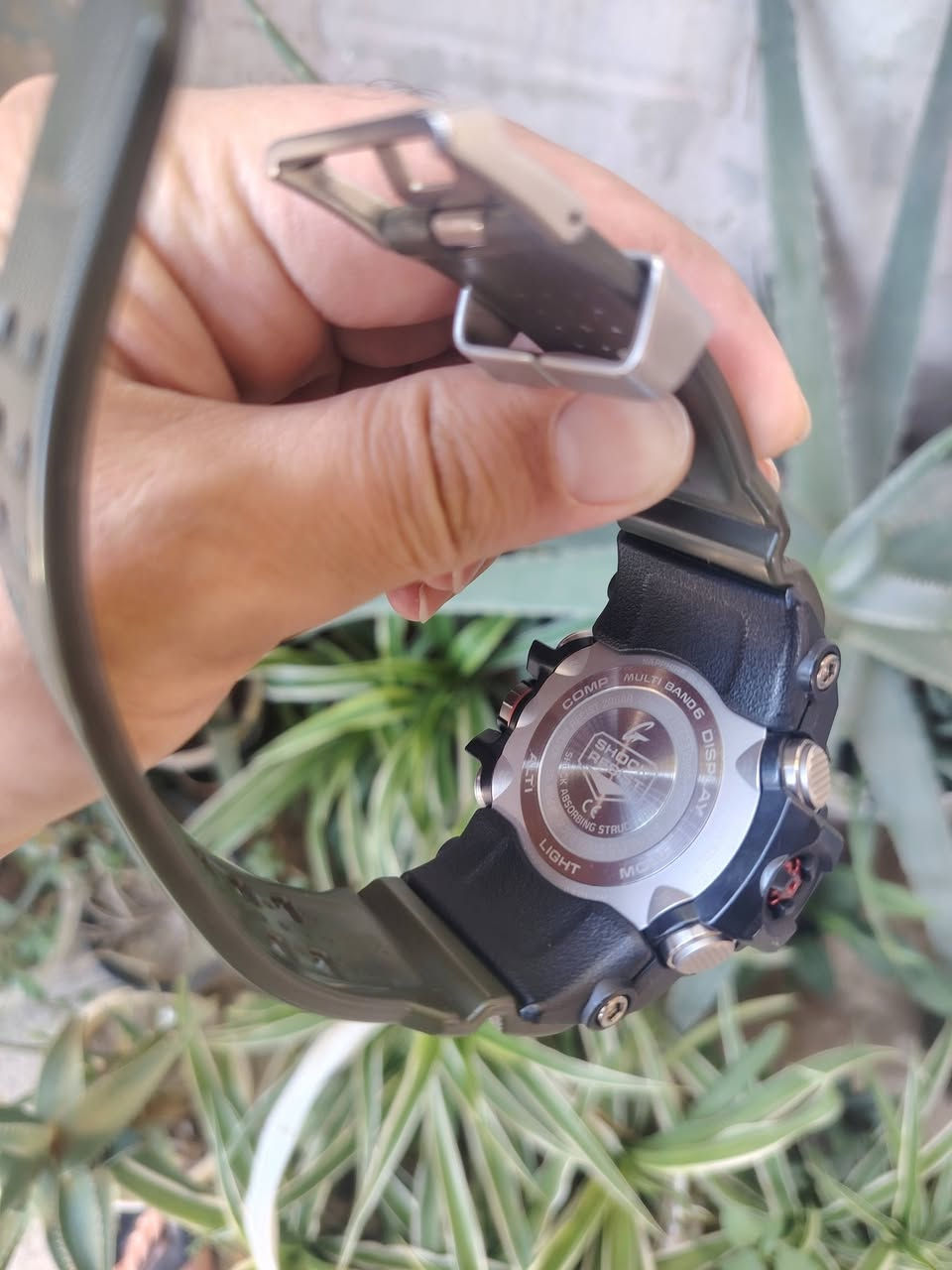 ⌚ للبيع: ساعة كاسيو جي شوك مدماستر التكتيكية (G-Shock Mudmaster GWG-1000) الأصلية
​لعشاق الفخامة والأداء التكتيكي الخارق، معروضة للبيع الساعة الوحش من كاسيو الغنية عن التعريف GWG-1000، المصممة للبيئات القاسية جداً بمظهر يوحي بالهيبة والقوة على الإيد.
​✨ المواصفات الفنية والكاملة للساعة:
​الموديل الكودي: G-Shock Mudmaster GWG-1000.
​نوع الزجاج: زجاج ياقوتي (Sapphire Crystal) أصلي نقي جداً، مضاد للانعكاس، ومقاوم للخدش والكسر بشكل مطلق.
​التصميم والصلابة: هيكل ضخم تكتيكي باللون الأسود الملكي مقاوم للصدمات والاهتزازات الشديدة (Vibe Resist)، مع حزام (سير) راتنج متين ومريح باللون الزيتوني الجذاب.
​الحماية من العناصر: تصميم محكم ومغلق تماماً ضد دخول الطين، الرمال، والأتربة (Mud Resistant)، بالإضافة إلى مقاومة ماء تصل إلى عمق 200 متر (20 Bar).
​الشحن والوقت المتطور:
​تعمل بالشحن الشمسي (Tough Solar) - تشحن نفسها من أي ضوء ومتبدل باتري أبداً.
​استقبال موجات الراديو لتعديل الوقت تلقائياً (Multi-Band 6) لضمان دقة متناهية.
​المستشعر الثلاثي (Triple Sensor Version 3):
​بوصلة رقمية دقيقة لتحديد الاتجاهات.
​مقياس الارتفاع والضغط الجوي (Altimeter / Barometer).
​مقياس درجة الحرارة (Thermometer).
​الشاشة والإضاءة: نظام هجين يدمج بين العقارب الكلاسيكية الكبيرة والشاشة الرقمية (Ana-Digi)، مع إضاءة نيون ومزدوجة LED فائقة السطوع لتسهيل القراءة التامة بالظلام.
​📦 الحالة والملحقات:
​الساعة نظيفة جداً وبحالة ممتازة وكافة الأزرار والمستشعرات شغالين 100% بدون أي مشاكل.
​تأتي مع علبتها المعدنية السداسية الأصلية الخاصة بـ G-Shock الموضحة في صورة "1000155779.jpg".
​💰 السعر: [٥٠٠الف دينار عراقي غير قابل المعامله السعر قفل قفل] دينار
📍 الموقع: الموصل (مع إمكانية التوصيل أو الاستلام المباشر)


**إذا كنت صاحب هذا الإعلان وتريد حذفه لأي سبب، رجاءا أرسل رسالة إلى الدعم الفني**