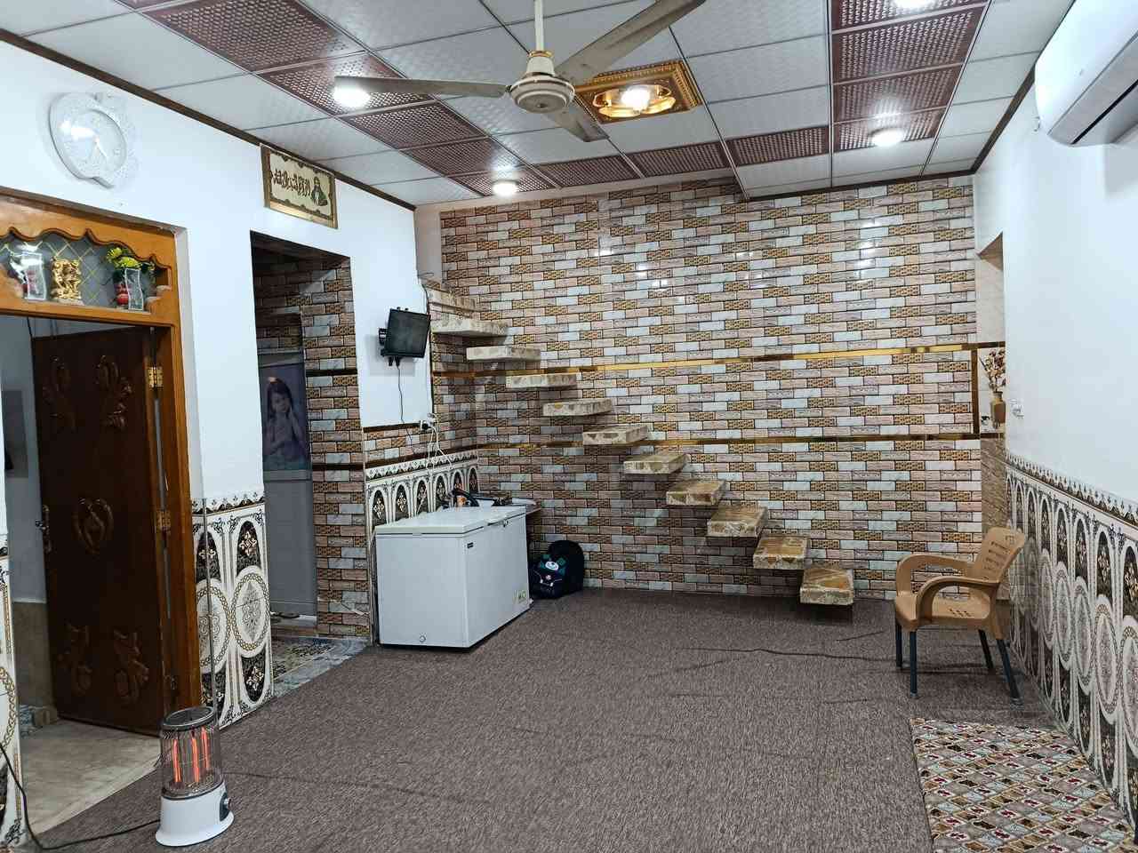 السلام عليكم بيت للبيع علوه الفحل شارع مخزن الموز قرب جامع صاحب الزمان 100م الاساس صب بناء طابوك يحتوي ع غرفه صاله مطبخ طارمه تخاريج داخليه وخارجه البيت معايز شي تجي وتكعد بي مذب الف عليه جاهز للاستفسار اكثر اتصال ع رقم التالي مكلف بالنشر ***********
