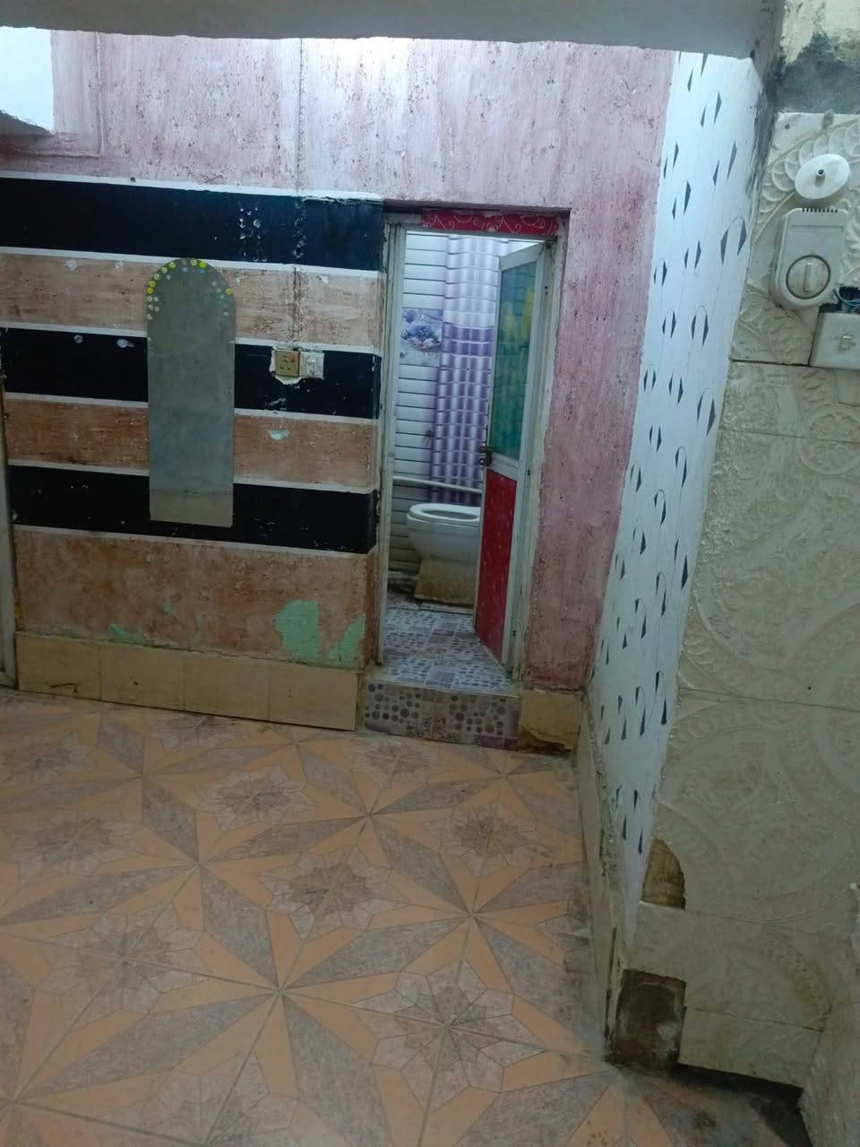 بيت للبيع بالجمعيه قرب جامع طالب شيال مساحته 110 للأستفسار ***********
