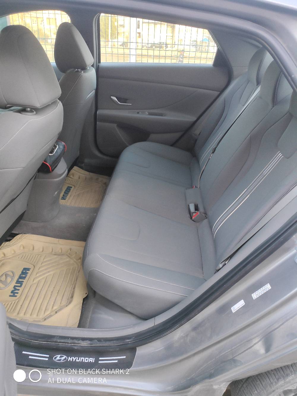 سيارة هيونداي إلنترا هايبرد للبيع، بحالة ممتازة. موفرة للوقود بفضل نظام الهايبرد. اللون رمادي مع تصميم حديث وجذاب. السيارة مزودة بتجهيزات أنيقة ومريحة من الداخل، بما في ذلك شاشة تحكم كبيرة وسهلة الاستخدام.