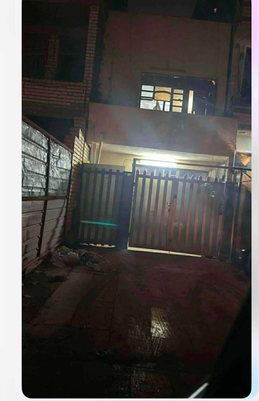 🏠 دار للبيع في السيدية - موقع متميز
​العنوان: بغداد، السيدية، قرب جامع إبراهيم الخليل (قرب الشارع التجاري).
​📐 المساحة والقياسات
​المساحة الكلية: 50 متر مربع.
​الواجهة: 4.5 متر.
​النزال: 12 متر تقريباً (حسب القياسات المذكورة).
​🏗️ تفاصيل البناء (طابقين)
​عدد الغرف: غرفتي نوم.
​المرافق: صالة استقبال + مطبخ + خدمات متكاملة.
​💰 المعلومات المالية والتواصل
​السعر: 203 مليون دينار عراقي (قابل للتفاوض).
​للاستفسار والتواصل: * اتصال أو واتساب: ***********
​ملاحظة: منطقة السيدية، وخاصة القريبة من الشارع التجاري، تعتبر من المناطق المرغوبة جداً في بغداد بسبب توفر الخدمات والحركة التجارية.
