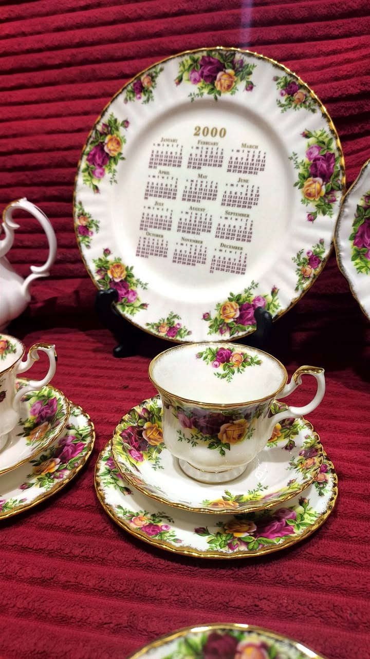 سيت رويال البرت ROYAL ALBERT
بدون ضرر 
بعده جديد
عدد الكلي للقطع 47
قوري الكبير 
حلبدان الكبير
شكردان الكبير
كوب 6
صحن كوب 6
صحن حلويات 6
صحن كيك 6
مقدمه طابقين 2
ممالح 2
كاس مع صحن 2
كاسه 2
كاسه حلويات 1
تقديم زيتون 1
صحن تقويم 1
منسف كبير 1
شكردان 1
مقدمه 1
جرص 1
حذاء 1
محاره 1
جذع نخله 1
متوفر توصيل جميع محافظات العراق
الاعتماد واتساب كارت 5 اسيا ***********
