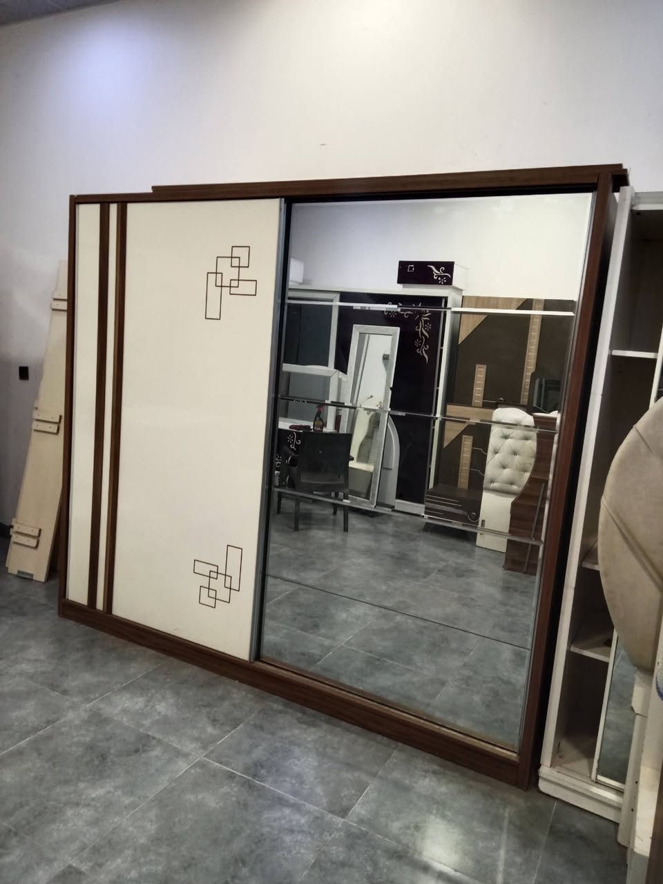 غرفة نوم للبيع 5 قطع مع شد ونقل ودوشك سعر 300 للتواصل ***********
