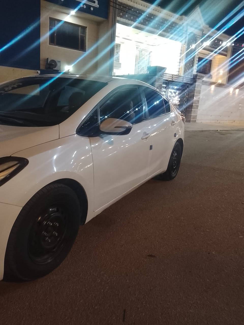 كيا سيراتو 
موديل 2017 سياره جاهزه 
محرك 600 السياره والبيعه ملاحظات بسيطه يعني بس الهلالات صبغ الوراء سياره جاهزه وحلوه كير مكينه حداديه تبريد شغال كله جاهزه سياره رقم سياره شعر بالمري كمات بالستيرن السياره جاهزه على خير معروضه للبيع ***********
