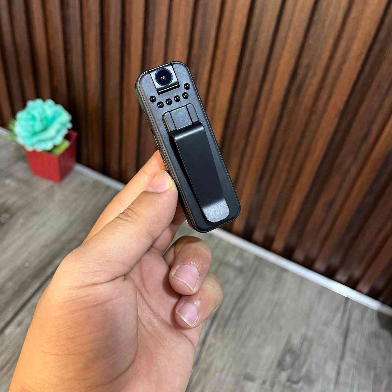 📹 كاميرا الجسم الذكية WiFi 1080P – Smart Body Camera

إذا كنت تبحث عن وسيلة عملية وذكية لتوثيق لحظاتك اليومية أو تسجيل الاجتماعات والمحاضرات أو تصوير رحلاتك ومغامراتك، فإن كاميرا الجسم الذكية WiFi 1080P هي الخيار المثالي لك. تتميز بتصميم صغير وأنيق مع مشبك تثبيت قوي يتيح لك تثبيتها بسهولة على الملابس أو الحقائب، مما يمنحك حرية الحركة مع تسجيل كل التفاصيل بجودة عالية.

تم تصميم هذه الكاميرا لتجمع بين الأداء القوي والحجم الصغير، حيث توفر تصوير فيديو عالي الدقة وصوتًا واضحًا، مع إمكانية التحكم والمشاهدة المباشرة من خلال الهاتف الذكي عبر تقنية WiFi، لتبقى على اطلاع دائم بكل ما يتم تسجيله.

✨ مميزات المنتج

🔹 تصوير فيديو بدقة Full HD 1080P للحصول على صورة واضحة وتفاصيل دقيقة.

🔹 إمكانية التقاط الصور الفورية أثناء الاستخدام.

🔹 تسجيل صوت عالي الجودة بميكروفون مدمج.

🔹 دعم الاتصال بالهاتف الذكي عبر WiFi للتحكم ومشاهدة التسجيلات بسهولة.

🔹 تصميم صغير وخفيف الوزن لا يسبب أي إزعاج أثناء الاستخدام.

🔹 مشبك تثبيت قوي يسمح بتثبيت الكاميرا على الملابس أو الحقائب.

🔹 دعم بطاقات الذاكرة Micro SD لتخزين ساعات طويلة من التسجيلات.

🔹 بطارية داخلية قابلة للشحن للاستخدام المتواصل.

🔹 سهولة التشغيل بضغطة زر واحدة.

🔹 مناسبة للاستخدام الشخصي والمهني.

📦 مكونات العبوة

✔️ كاميرا الجسم الذكية.

✔️ كابل شحن USB.

✔️ مشبك تثبيت مدمج.

✔️ دليل استخدام.

✔️ عبوة المنتج الأصلية.

🎯 استخدامات المنتج

🚶‍♂️ تسجيل الأنشطة اليومية والتنقلات.

🎒 توثيق الرحلات والمغامرات والسفر.

🏫 تسجيل المحاضرات والدروس التعليمية.

💼 توثيق الاجتماعات ومهام العمل.

🚴‍♂️ تسجيل الأنشطة الرياضية الخارجية.

🚗 توثيق الرحلات أثناء القيادة والتنقل.

🎤 تسجيل المقابلات والملاحظات الصوتية.

📸 التقاط الصور والفيديوهات في أي وقت بسهولة.

💎 لماذا تختار هذه الكاميرا؟

لأنها تجمع بين الحجم الصغير والأداء القوي، وتمنحك القدرة على تسجيل كل لحظة مهمة دون الحاجة إلى حمل كاميرات كبيرة أو معدات معقدة. تصميمها العملي يجعلها مناسبة للاستخدام اليومي، بينما توفر لك جودة تصوير ممتازة وصوتًا واضحًا لتوثيق كل ما يهمك باحترافية.

🔥 سجل لحظاتك المهمة أينما كنت، واستمتع بجودة تصوير عالية مع كاميرا الجسم الذكية WiFi 1080P.

📦


**إذا كنت صاحب هذا الإعلان وتريد حذفه لأي سبب، رجاءا أرسل رسالة إلى الدعم الفني**