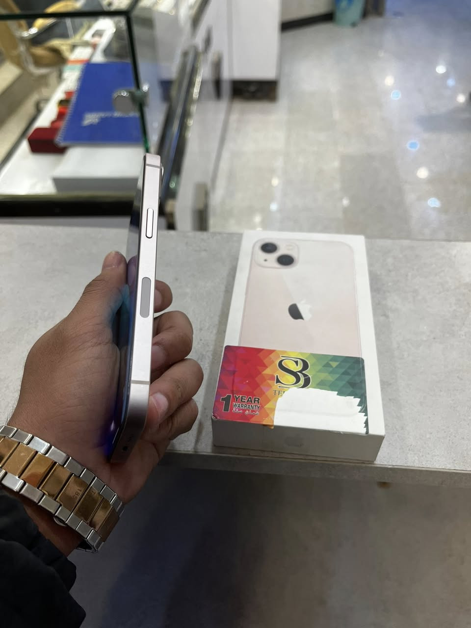 13 عادي
١٣ عادي نضافه مليارررر 
امريكي وكارتونه مطابق اصلي 
بطاريه ٨١ 
ذاكره ١٢٨ 
الجهاز يخبللل امانه كلش حلو
مكاني نجف 
***********
