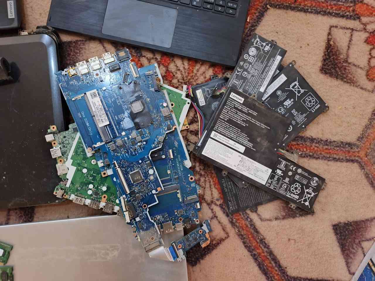 شلعة حاسبات وغراض حاسبات بآلة ابيع هلموجود ماعندي معرفة بيهن
ب100الف وشايف خيرهن.


**إذا كنت صاحب هذا الإعلان وتريد حذفه لأي سبب، رجاءا أرسل رسالة إلى الدعم الفني**