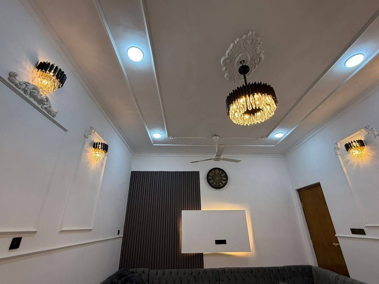 بيت للبيع مساحة 200 متر، العنوان الجمعيات قرب الأربع سايدات ع شارع 20، بناء حديث، طابقين، يتكون الطابق الأول من غرفتين نوم+صالة+مطبخ+أستقبال+ ساحة +حديقة داخل الساحة، 
أما الطابق الثاني يتكون من أربع غرف نوم +صالة
أضافة للمجموعة الصحية
الواجهة 10، النزال 20
قابل للبيع مع الأثاث أو بدون الاثاث
السعر خاص أو الأتصال ع الرقم
***********
