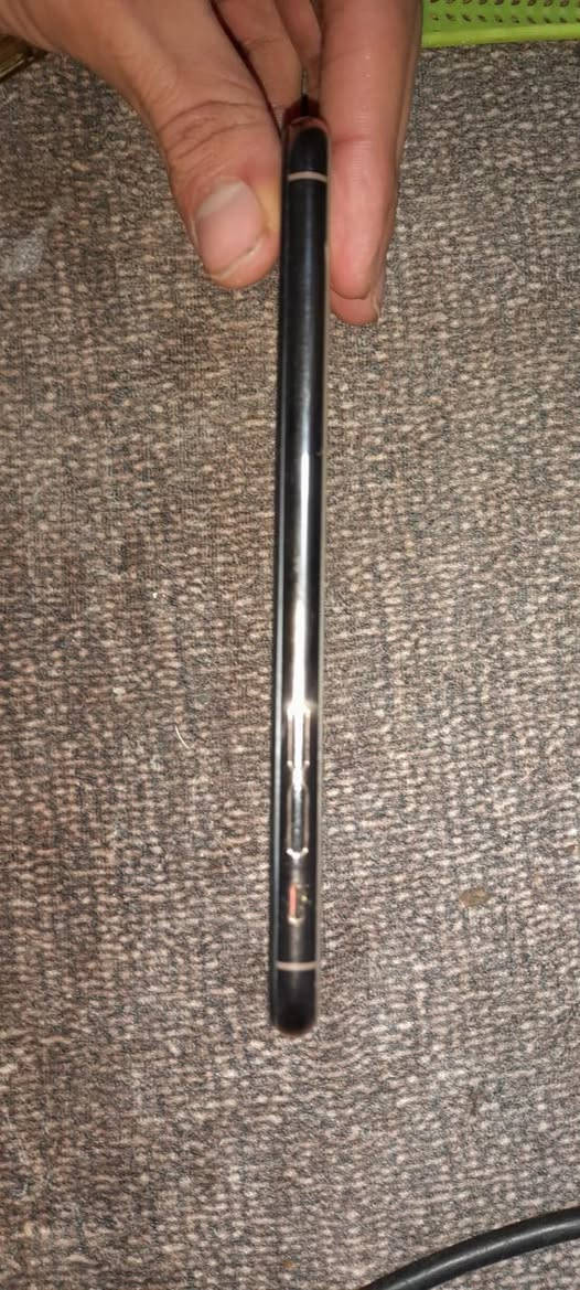 السلام عليكم ورحمة الله وبركاته
ايفون ١١ برو ماكس ذهبي 

بطارية ٩٢ معلاية 

شاشة مبدلة ٣ خيارات اصلية بيها تطبيع بسيط مثل ما بالصورة 

الجهاز نظيف 

سعر ٢٧٥ وبي مجال 

العنوان بغداد مدينة الصدر الجوادر قطاع ٣٧

للتواصل ***********
