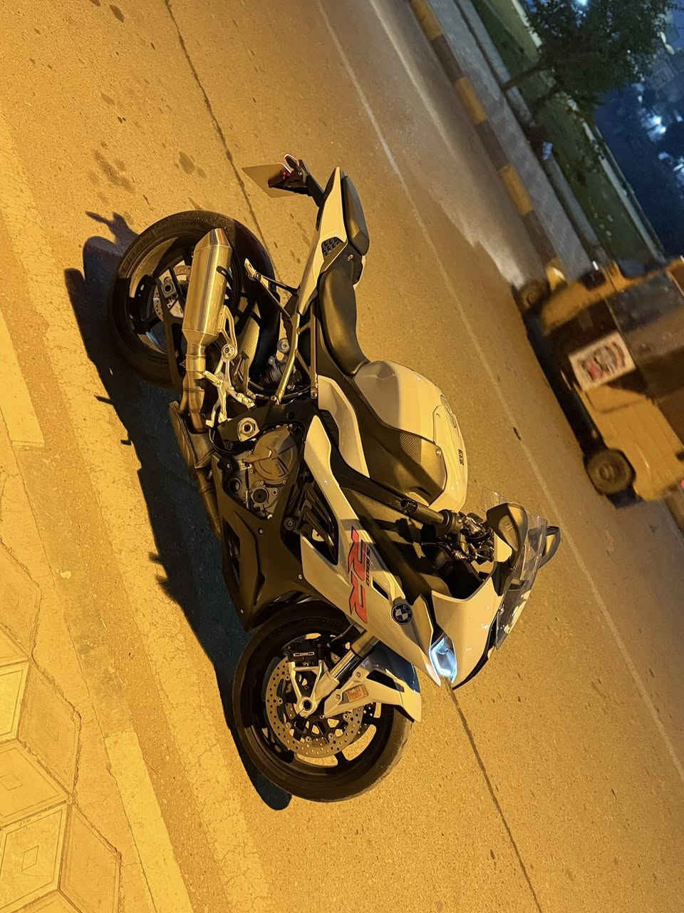 السلام عليكم  BMW s1000rr 👉للبيع 👉وارد يابان كفالة من الزلغ ماشية 10 لاف ستوك بحالة الوكالة دراجة طالعة من معرض مو مال شارع 😍 عنواني ميسان مركز المحافضة الدراجة جاهزة من كل النواحي دهن موتل اللة شاهد بانزين كلة محسن حتة ما طلع بيهة الشراي يتصل على هذة رقم ***********. للمعلومة صور المزاد عدي اذا تجي من غير محافضة تشلع عيوني تجي اذا لكيت زلغ بيهة كروتك روحة رجعة علي وضيفك يمي وكون بخدمتك وذا ماعدك بلاش تاخذهة  ملاحضة اذا مراوس
👈بتاهو 👉 ميخالف واطي فرق عادي اسف على الطالة
