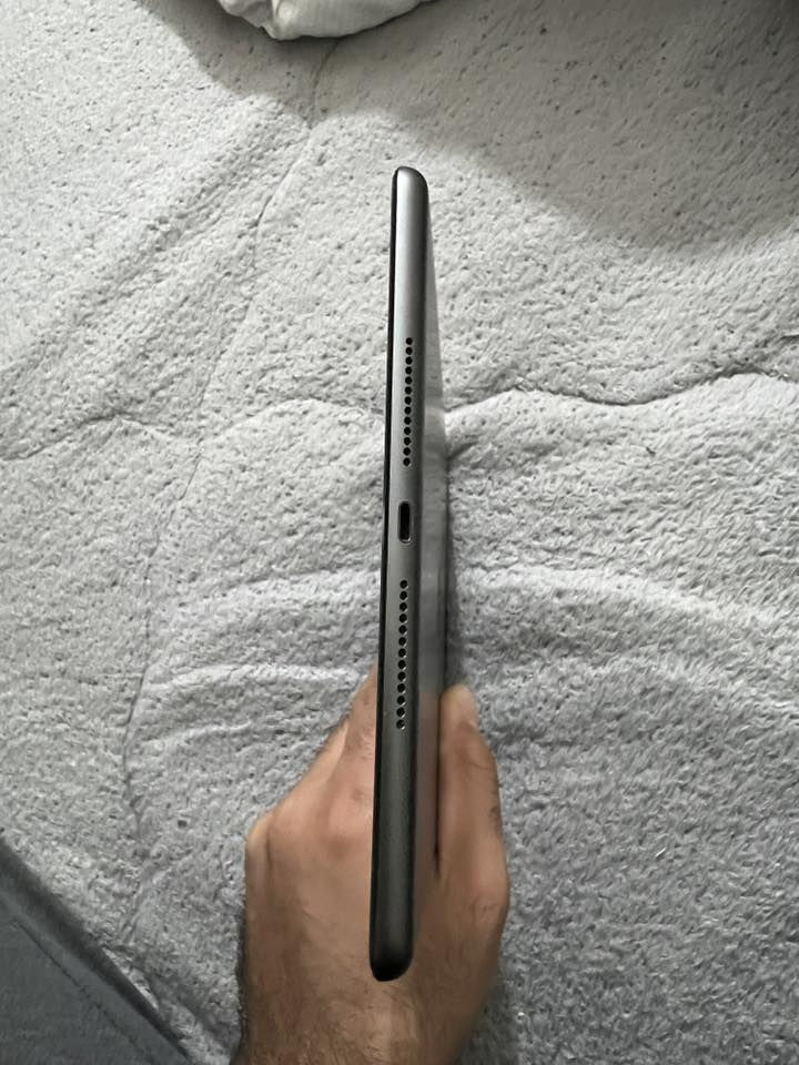 64GB - أسود - iPad 9 :للبيع
• نظيف جداً، بدون خدوش أو علامات استخدام
• البطارية لازم حاسبه تعمل بكفاءة ممتازة
• الجهاز أصلي %100
• البيع نقدي فقط، لا بدل فرصة لجهاز شبه جديد بحالة ممتازة!

سعر 300الف وبي مجال للشراي 
رقم الهاتف ***********
