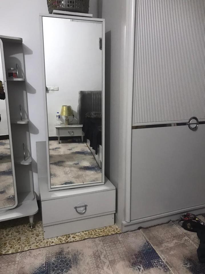 السلام عليكم 
للبيع 
غرفه نوم تركيه 9 قطع جديد 
كدامك بالصوره 
السعر مليونين وخمسمائه الف (2 مليون و500 )
***********
