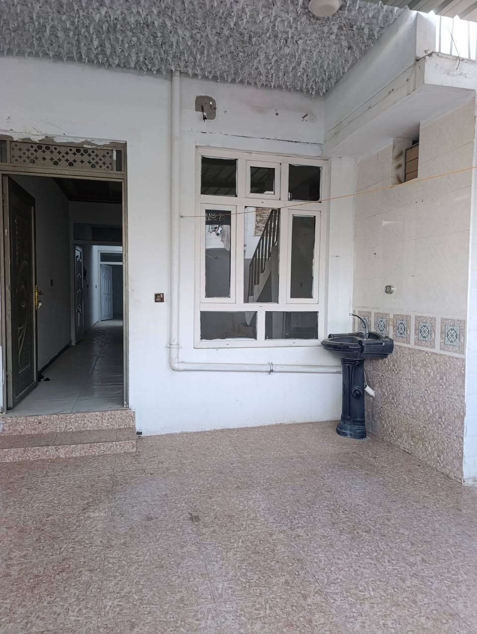 ئه م خانو١٠٠مه تره و بيكهاتووه له زوري خه و هؤل مطبخو موساعت مطبخ و ميوان دكتي مو به ريده  سه رئاو غه ربيو شه رقي تيا يه و خه ريته يه كي جوان ما ليكي ريكو بيك ناونيشان كركوك ده روا زه زور نزيكه له جاده كامل خه ده مات به رامبه ر مز كه وتي احود كؤلاني ١٥ متر بانه و كؤنكريته به نرخيكي زورمناسب ماله كه زه رورن بويه ئه يفروشن ره قم مو بايل ***********
