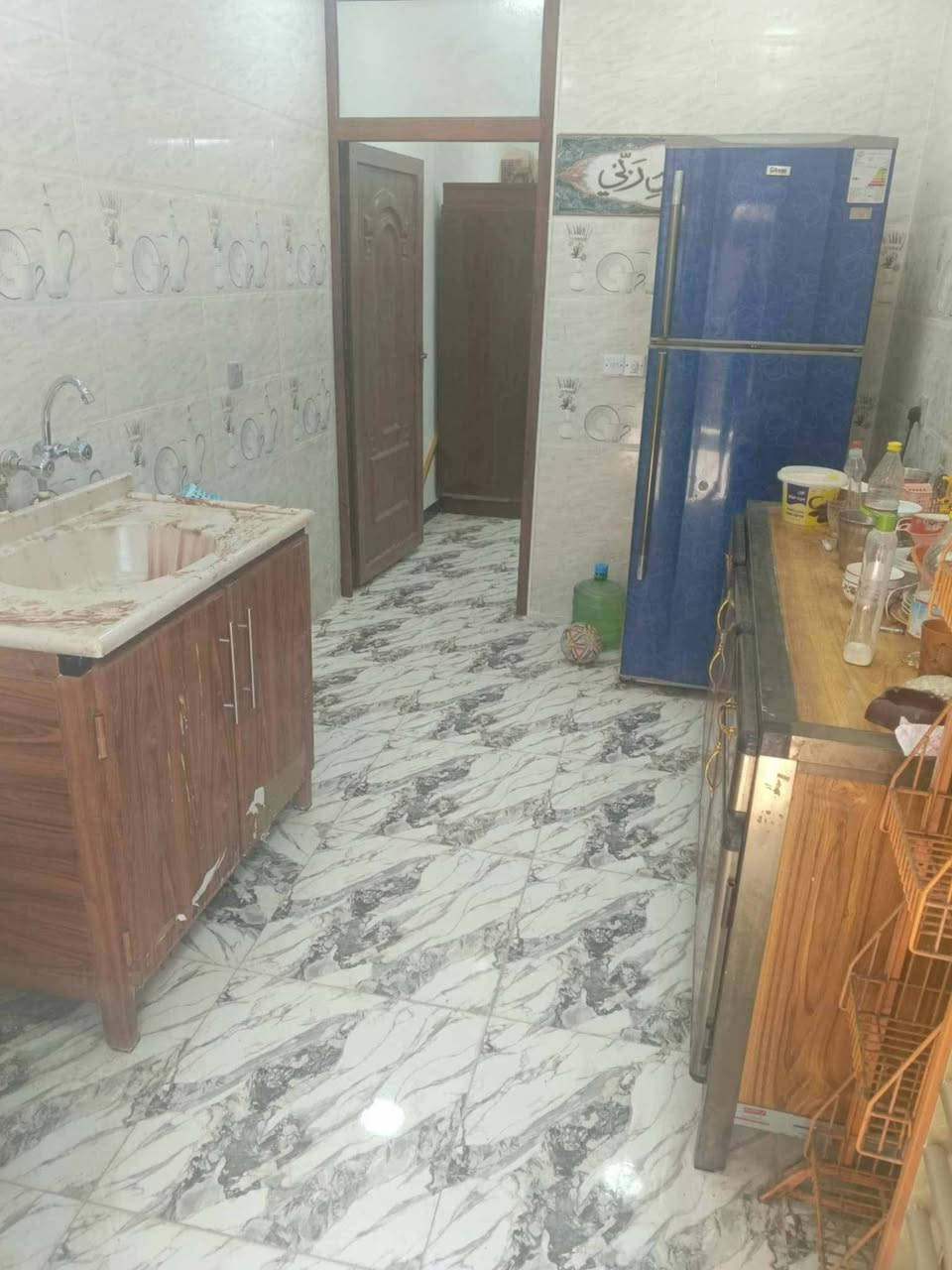 بيت للبيع مساحه 120 متر طابو ملك صرف سند مستقل العنوان شهداء البياع شارع المظخه الاول الفرع الرابع خلف اسواق الطائي يتكون من مطبخ وصاله وهول وغرف نوم عدد٢ وصحيات عدد٣ وحمامات عدد٢ للاستفسار الاتصال على الرقم ***********
