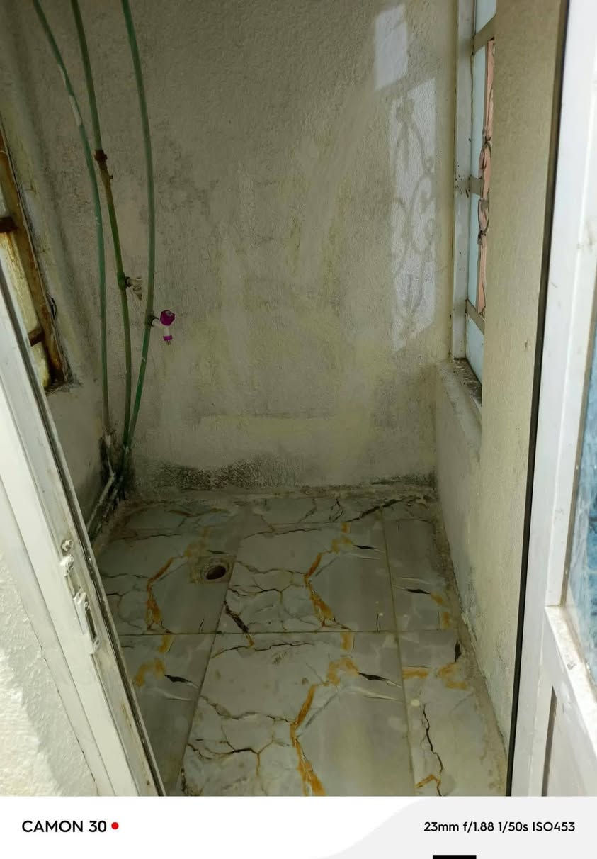 بيت للبيع مساحة 50 متر بناء نظيف جدأ غرفه وصاله ومطبخ وتخاريج ومكشوفه  بشارع المطار القديم بلفرع اسواق فارس. الارضيه بورسلين البيت كله الاستفسار رقمي ***********
