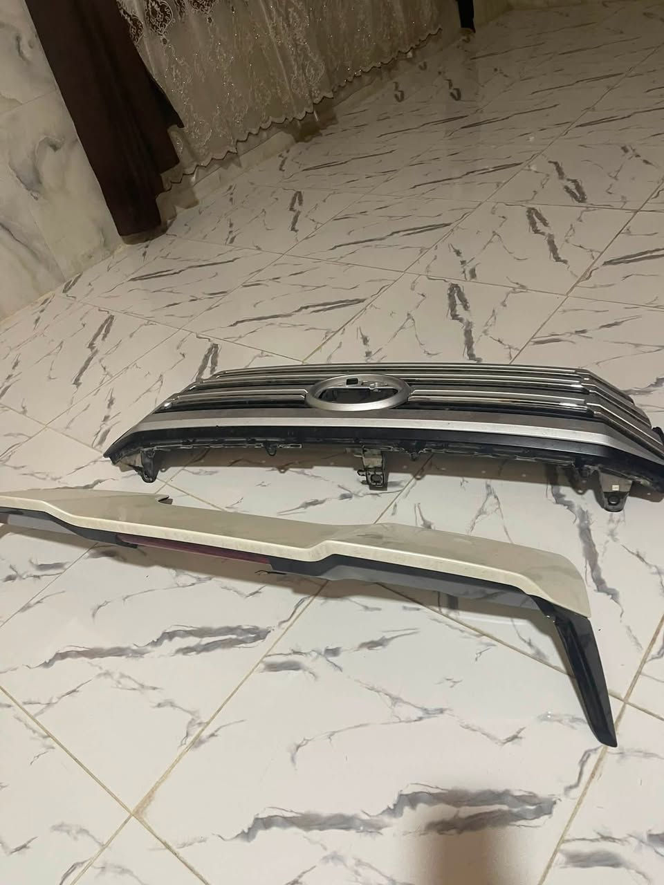 السلام عليكم
شباك وجنح لاندكروز الاصليات مال ٢٥ 
السعر ٦٠٠ الف 
***********
