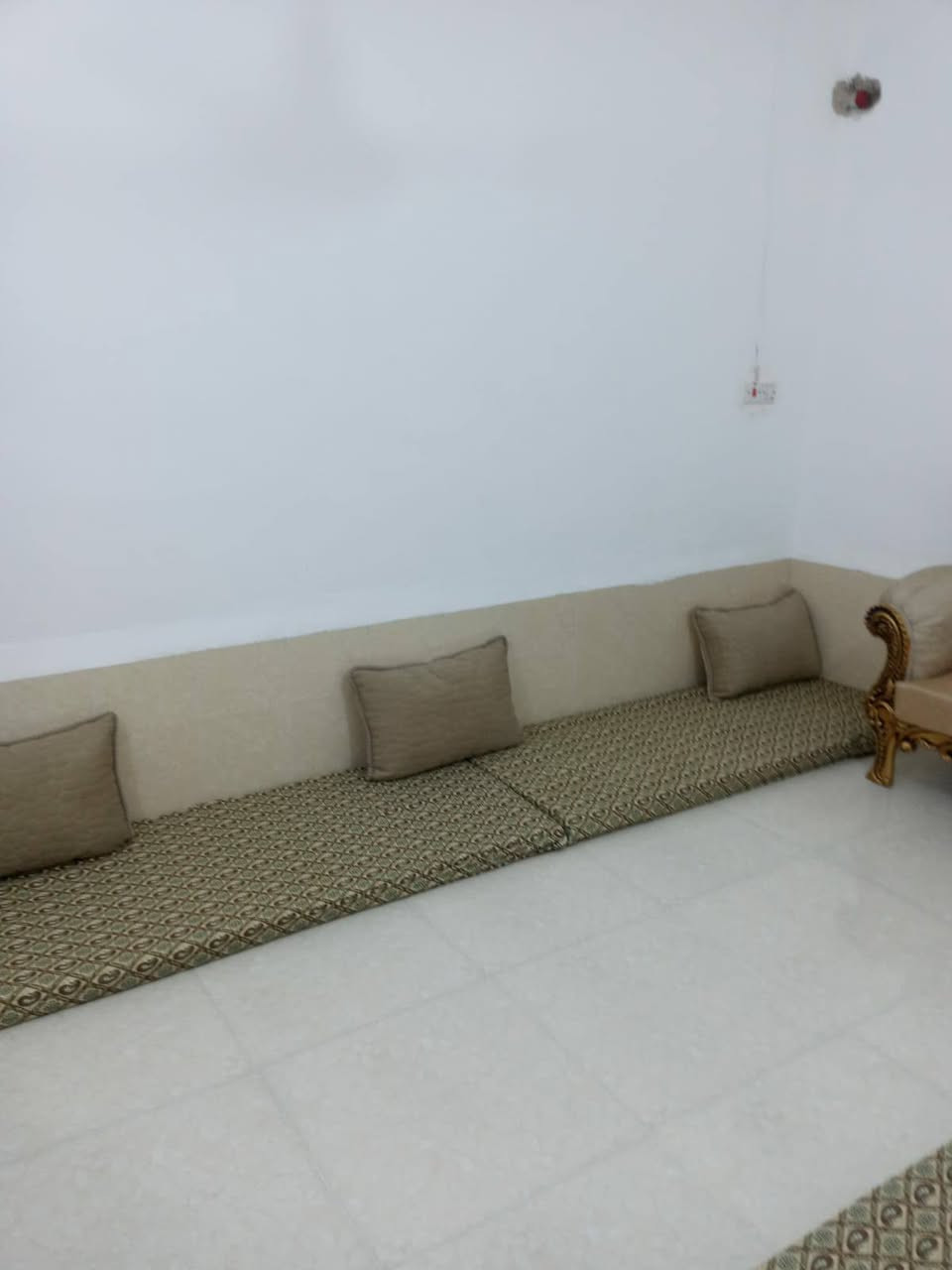 السلام عليكم بيت للبيع طابو صرف بحي الزهراء المدخل الاول حي الشهداء في الخالص المساحة 250 متر يتكون من كراج واستقبال وغرفة نوم عدد ٢ ومطبخ وصالة  صغيرة ومجمع صحيات منفصلة وحديقة خلف البيت السعر ٩٠ مليون قابل للتفاوض للشراي فقط للتفاصيل فقط اتصال غير متواجد ع الفيس وهذا الرقم
***********
