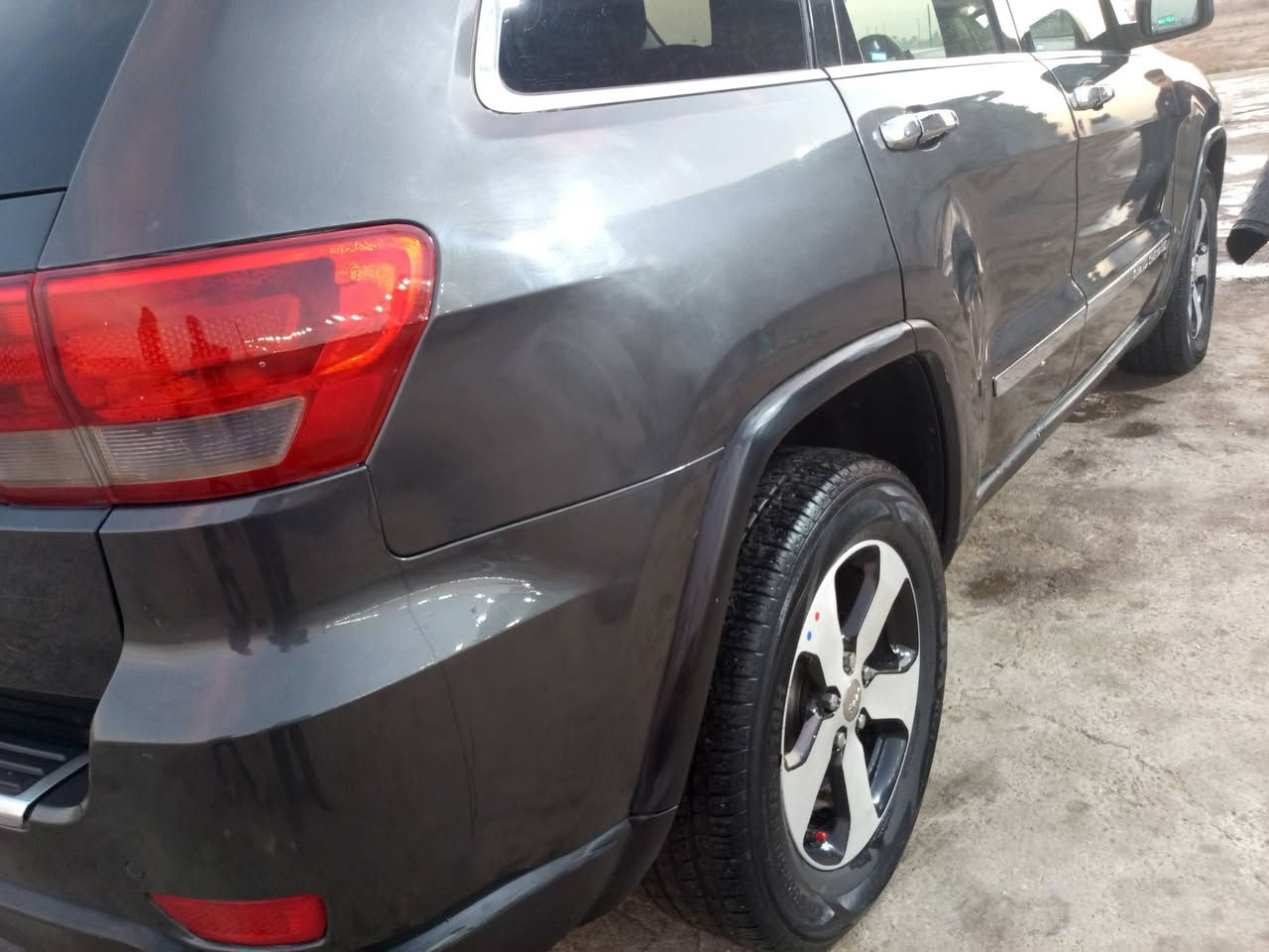 جيب شيروكي 2011 رقم بغداد الإنكليزي فوووول مواصفات تشغيل عن بعد محرك 6. سلندر 3600.   كشنات كهرباء وتدفئة وجلد وبصمه وفتحة سقف وحساسات وشاشة وكاميرة وتدفئة حمام وتبريد ثلج الخ .. بعد هواي مواصفات بيه اماكن صبغ بدون دواخل اثر شخوط ومصورة فيديو قبل الرش جاهزة من كلشي مابيه نقص برغي السعر 138  وبيه مجال المكان بغداد الدورة أو المعالف للاتصال ***********. الشراي يتصل مكلف بالنشر رجاءا
