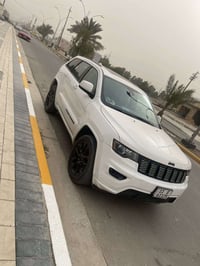 � للبيع: جيب جراند شيروكي 2022  اللون: أبيض الوارد: أمريكي  🔧 حالة الس...