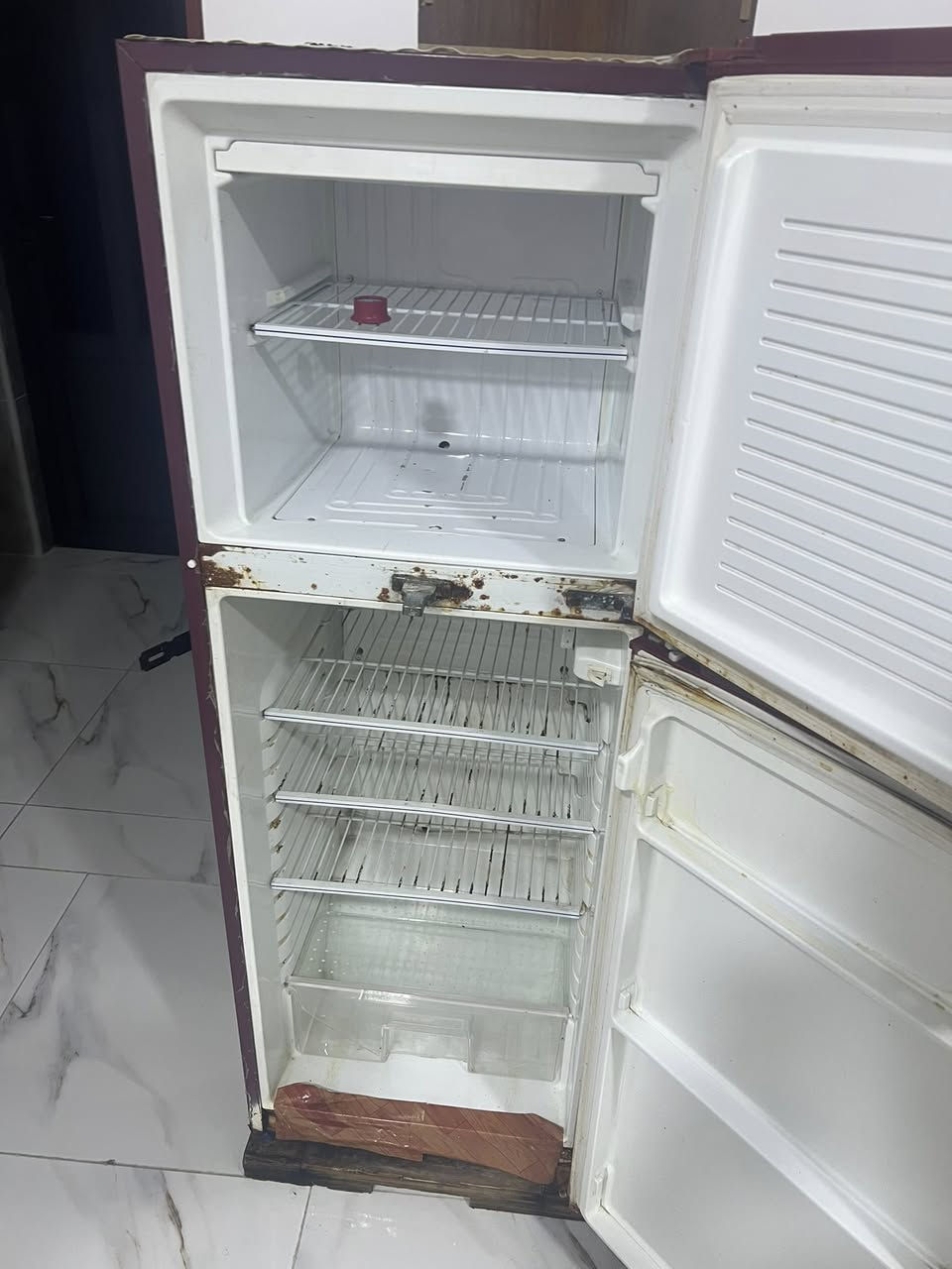 سلام عليكم ثلاجه نضيفه للبيع شغاله كل نقص ما بيهه فول الفول بيهه خياس خفيف من جوه بس سعرهه 90 الف و بيهه مجال ***********
