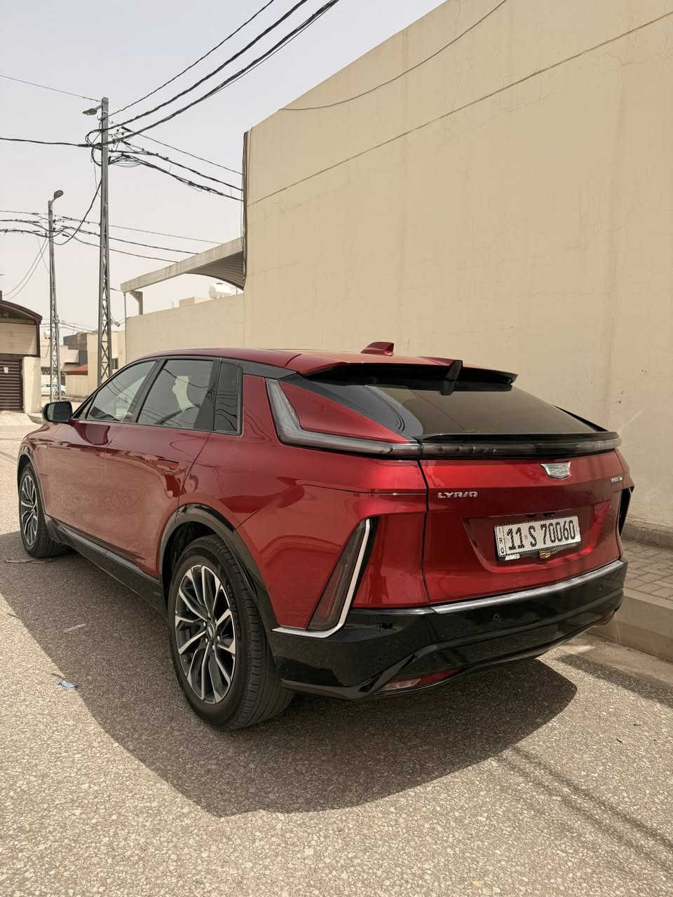 للبيع كاديلاك 2024 (Cadillac LYRIQ Sport  AWD) — سيارة كهربائية فاخرة بالكامل بحالة ممتازة ومواصفات عالية جدًا اعلى فئه .

🔹 دفع رباعي AWD بمحركين كهربائيين  
🔹 بطارية 102 كيلوواط
🔹 قوة 515 حصان 
🔹 مدى يصل إلى 550 كم بالشحنة الواحدة  
🔹ماشيه 7 الف فقط
🔹 شحن سريع DC حتى 190–200 كيلوواط  
🔹 تسارع 0 إلى 100 كم/س خلال أقل من 5 ثوانٍ  
🔹 شاشة منحنية 33 إنش  
🔹ويل حجم 20 وتاير امريكي بلادي
🔹 سقف بانورامي  
🔹ماوس للتحكم بالشاشه 
🔹وضعيات قياده متعدده
🔹جنطه كهرباء
🔹 نظام صوت AKG فاخر  
🔹 كاميرات 360 درجة  
🔹 رادارات أمامية وخلفية  ونقطه عمياء
🔹كشنات وستيرن تدفئه وكهرباء وهزاز وميموري
🔹 مثبت سرعة متكيف  
🔹 شحن لاسلكي للهاتف  
🔹 Apple CarPlay و Android Auto
🔹رقم بغداد مميز بسمي مداور ثاني يوم وهزه جديده
وبعد بيها هواي مواصفات
السيارة تجمع بين الفخامة الأمريكية، الأداء القوي، والهدوء العالي، مع تقنيات متطورة وتجربة قيادة مريحة جدًا.
✅السياره كلين تايتل مابيها لاصبغ ولا تبديل ولا ايرباك كلشي بيها ع وضع الشركه ومابيها اي كود 
السعر 315 وبيها مجال بسيط
  
📞 للاستفسار: ***********
