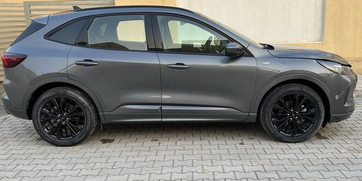 فورد اسكيب st-line 2024 هايبرد
..
محرك ٢٥٠٠ تنفس طبيعي 
سقف بانوراما
كير ماوس
شاشة وسطية كبيرة
داخل اسود مميز جداً
دفع رباعي
داتا شو
كاميرات عدد 4 رؤية 360 
حساسات + رادار تفاعلي
ماشية 45 الف كيلو 
تشغيل عن بعد 
دخول ذكي 
صندوق كهربائي
كراسي جلد + خزن + كهرباء + تدفئة
التفويلة تمشيك اكثر من ٩٠٠ كيلو 
السيارة بأسمي رقم بغداد
السيارة ع ضربتها رتبتها وبقى طرف البنيد من الجهة  اليمين والدعامية تتصلح..
السعر 185 ورقة
اتصال واتساب فقط 
***********

السيارة نظيفة جداً استخدام شخصي كصيتها من عمان وصلحتها بايدي .. حالياً مابيها اي قطرة صبغ..
مكان السيارة بغداد - الجادرية
