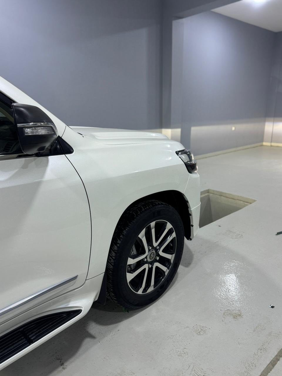 لاندكروز
2018
GXR
شركه جيهان
ماشيه 130km
مكفوله من الصبخ والتبديل

فول1/1
مري شفط
كراسي كهرباء
7راكب
فتحه سقف
كامرات
المواصفات المعروفه
السياره جديده وداخل جديد كلش

مكان السياره بغداد الكرخ
السعر 51800$ 
للاستفسار 
***********
متواجد واتساب
