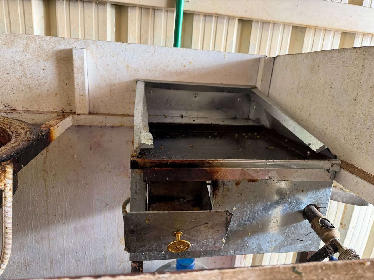 السلام عليكم
اخوان كرفان 5×3 جينكو مع غراض كافتيريا للبيع 
الأغراض 
2 قنينة غاز 
1شواية همبركر
1براد كبير 
مثرامة يدوية مال مطاعم 
سنكي 
تانكي 500 لتر
2 مروحه جدارية 
مغسلة 
جام خانه 2.5 متر 
طباخ مع ثنين طاوات 
مفرغة المنيوم متر ونص 
السعر : ***********
