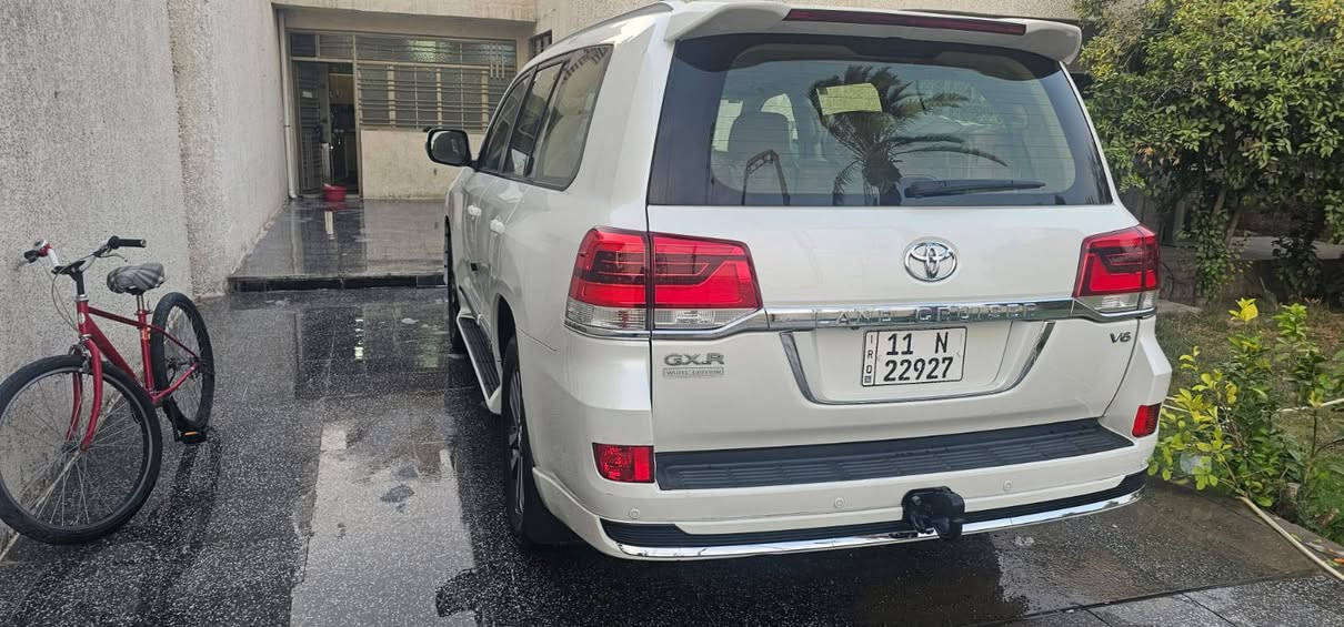 السلام عليكم للبيع لاندكروز ٢٠١٧
١. فتحه 
٢. ⁠بصمه 
٣. ⁠كرسي كهرباء 
٤. ⁠تبريد ٣ قطع 
٥. ⁠فور ويل 
٦. ⁠وضعيات قياده 
٧. ⁠مري شفط 
٨. ⁠لايت زنون 
السياره بيها هواي مواصفات مكانها بغداد الغزاليه مقابل المجمع الاسويسري 
ملاحظه قبل الاتصال بيها صبغ جاملغ امامي والباب فقط بدون دواخل السعر ٤٤ الف وبيها شي بسيط للاتصال ‭٠٧٧١ ٤٤٠ ٥٥٣١
