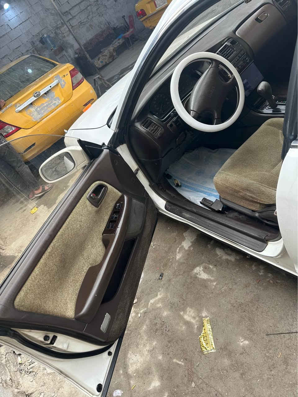 السلام عليكم شيزر 1994 السيارة محرك كير حدادية كلها نضيفة كهربائيات  شاشة اندوريد دوشمة ارضيه السيارة مال بيت كلها شغالة مكفولة من الكص والنقل والضربه بيها صبغ جاملغات خلفيه وقمارة والباقي كفالة السيارة عدنه وكالة عامة بيها تحويل شوكت متريد سنوية منتهية السعر ٥٧ وبيها مجال قليل للشراي مكاني البصرة المشراك الجديد *********** البصرة, العراق
