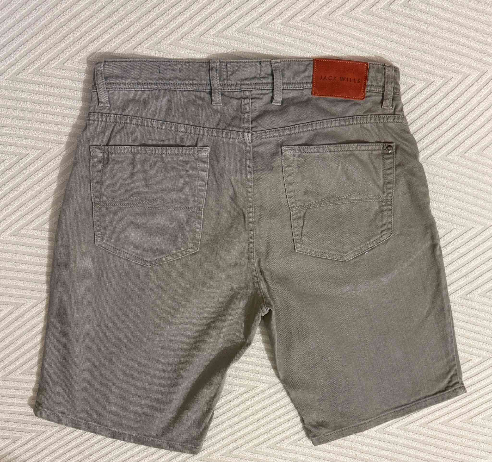 Jack Wills أصلية 🇬🇧
• القياس: 32.
• الحالة: نظافة 100%.
• التفاصيل: بالصور


**إذا كنت صاحب هذا الإعلان وتريد حذفه لأي سبب، رجاءا أرسل رسالة إلى الدعم الفني**