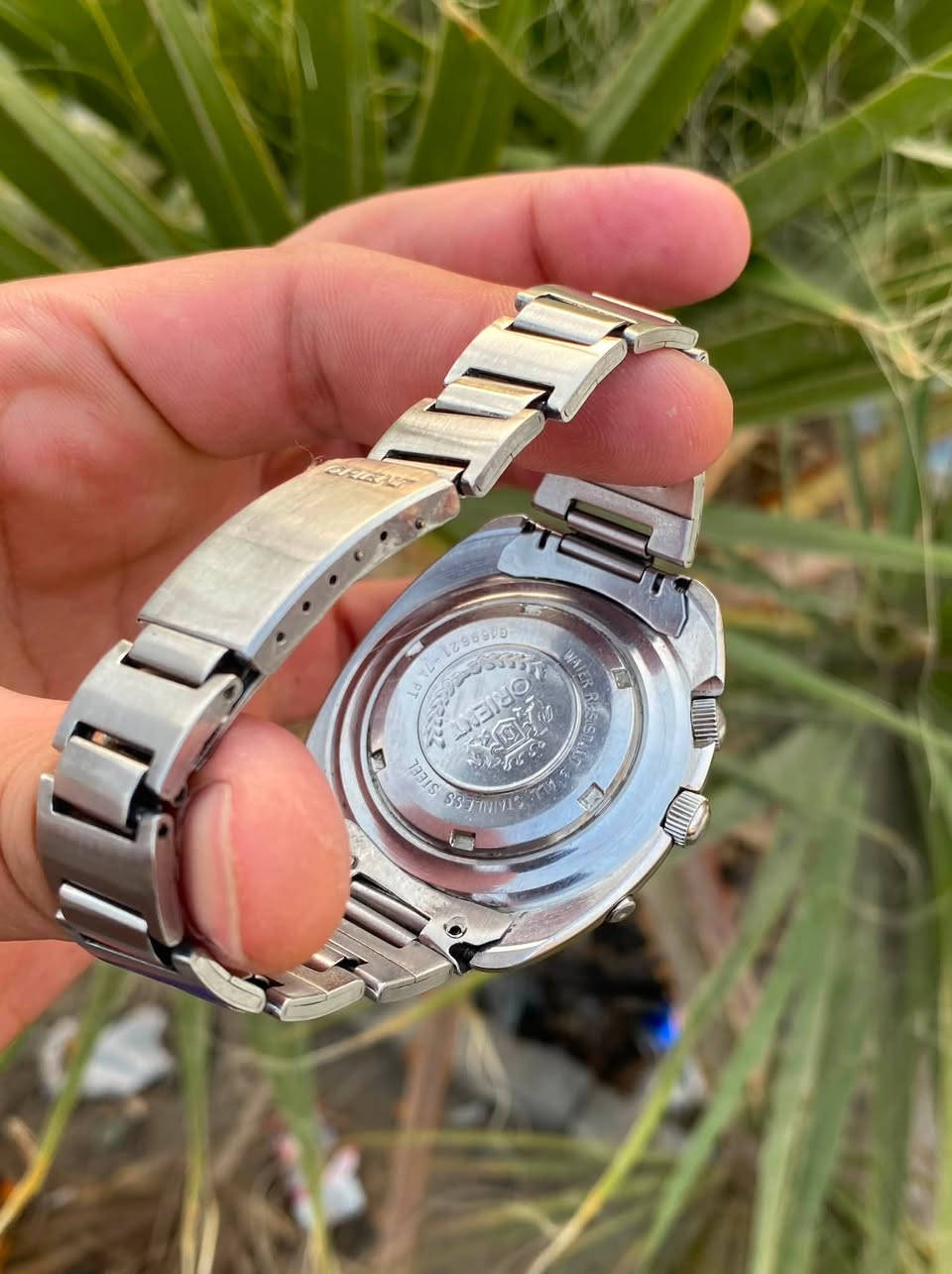 ORIENT KING DIVER 21 JEWELS
#اورينت گنك ديڤل من اجمل إنتاجات السبعينات 
مع لون مميز وناد

نسبة النضافة 100.99

تعمل كالجديد 
▪️ العلامة التجارية: ORIENT
▪️ الموديل: King Diver
▪️ رقم المرجع (Reference): TG6207 02
▪️ رقم الهيكل (Case No.):6469621-7A
▪️ الحركة: Orient Cal. 46967 أوتوماتيكية
▪️ عدد الجواهر: 21 Jewels
▪️ سنة الصنع: أواخر السبعينيات – أوائل الثمانينيات (1978–1982 تقريباً)
▪️ القطر:44 مم (بدون التاج)
▪️ طوق داخلي متحرك 
▪️ الهيكل والسوار: ستانلس ستيل أصلي
▪️ الوظائف: عرض اليوم والتاريخ 

يوجد توصيل 🚚 

واتساب ***********
